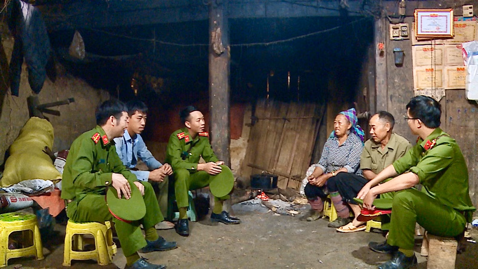 Công an xã Tả Thàng tuyên truyền tại nhà dân.jpg