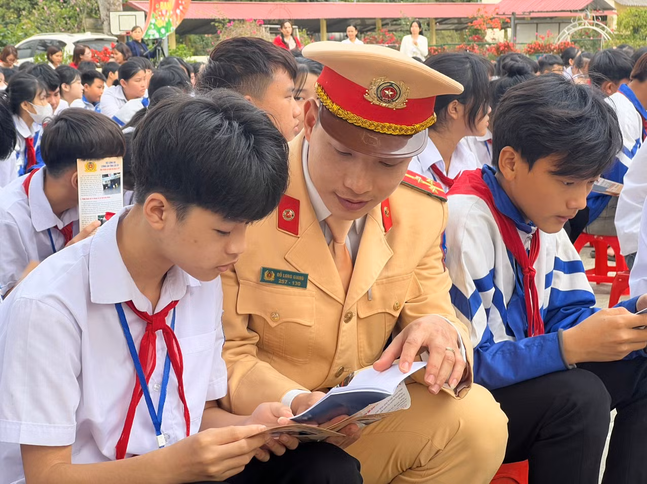 công an huyện phát tờ rơi tuyên truyền cho hoc sinh.jpg