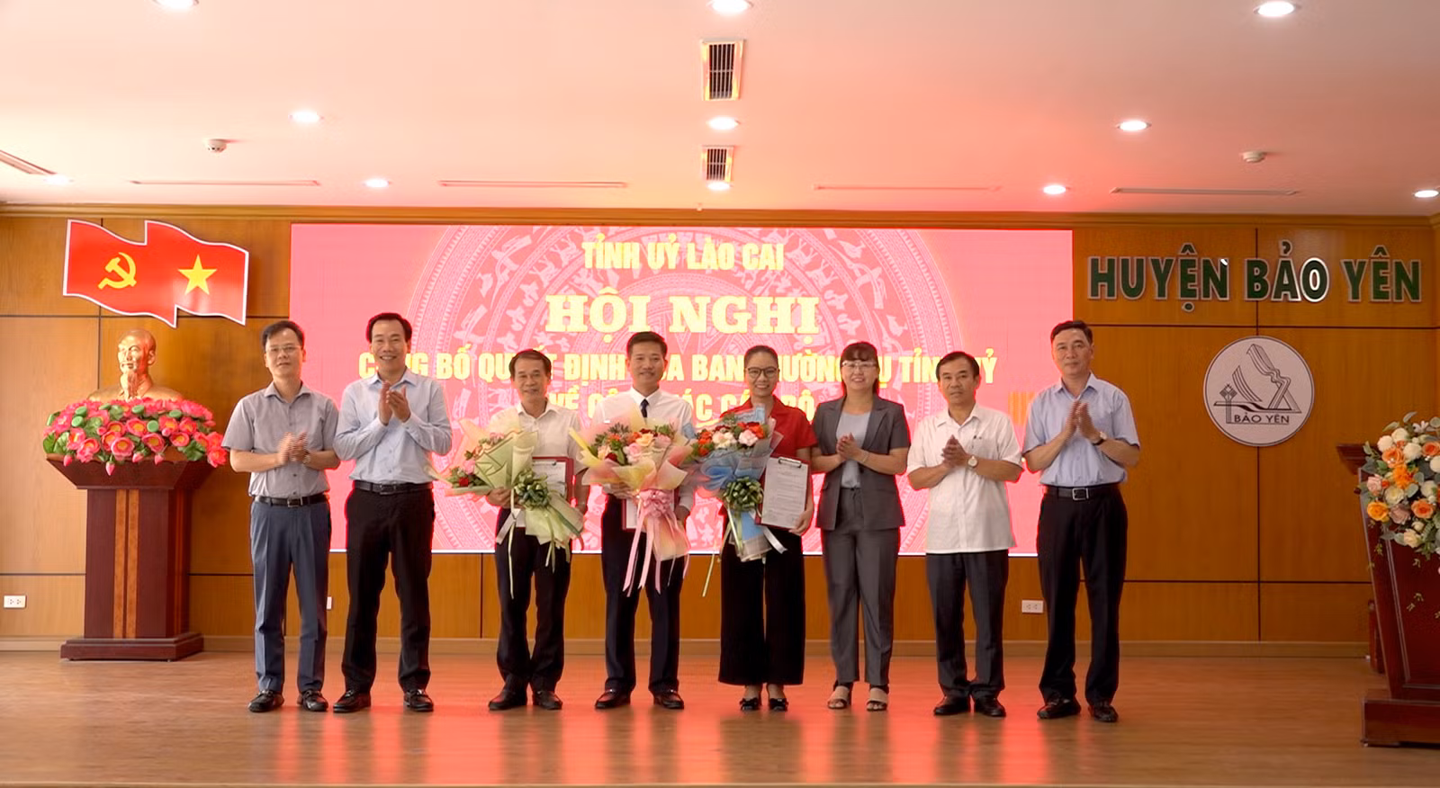 Các đồng chí lãnh đạo tỉnh, huyện tặng hoa chúc mừng các đồng chí được điều động, chỉ định..jpg