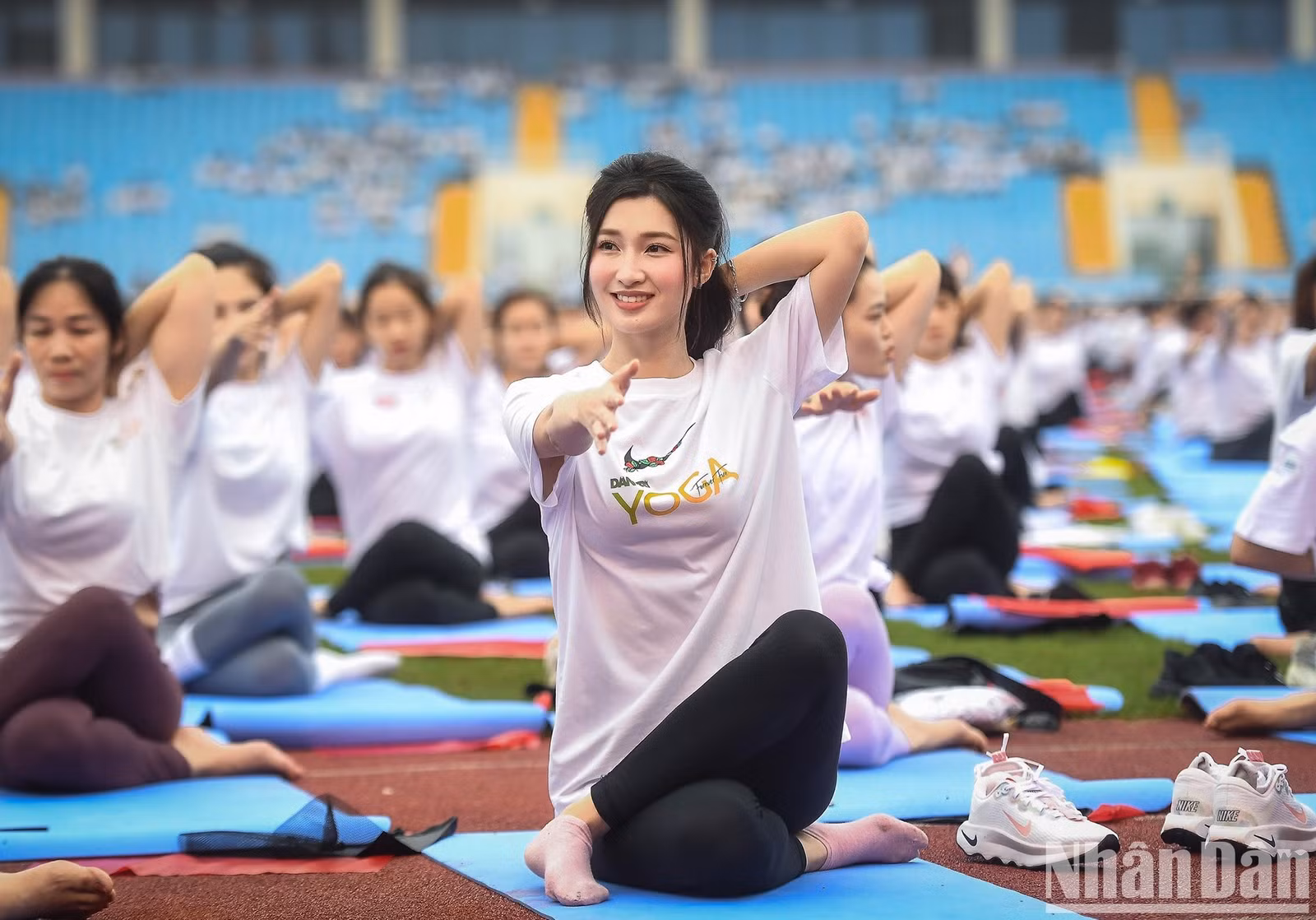 Đại sứ Phạm Kim Dung ngồi trên thảm tập và hòa cùng hàng ngàn người khởi động, luyện thở. “Ngày hội Yoga Dân trí” được kỳ vọng truyền tải thông điệp: Mỗi người làm mới bản thân với Yoga để mãi trẻ-khỏe-đẹp và căng tràn sức sống. Yoga giúp cân bằng thân-tâm-trí, lan tỏa năng lượng tích cực đến cộng đồng, xây dựng lối sống lành mạnh, chú trọng tập luyện thể thao và tăng cường thể chất.