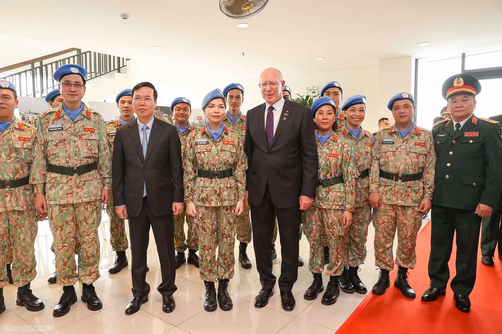 Chủ tịch nước Võ Văn Thưởng cùng Toàn quyền Australia David Hurley đến thăm Cục Gìn giữ hòa bình Việt Nam ngày 2/4.