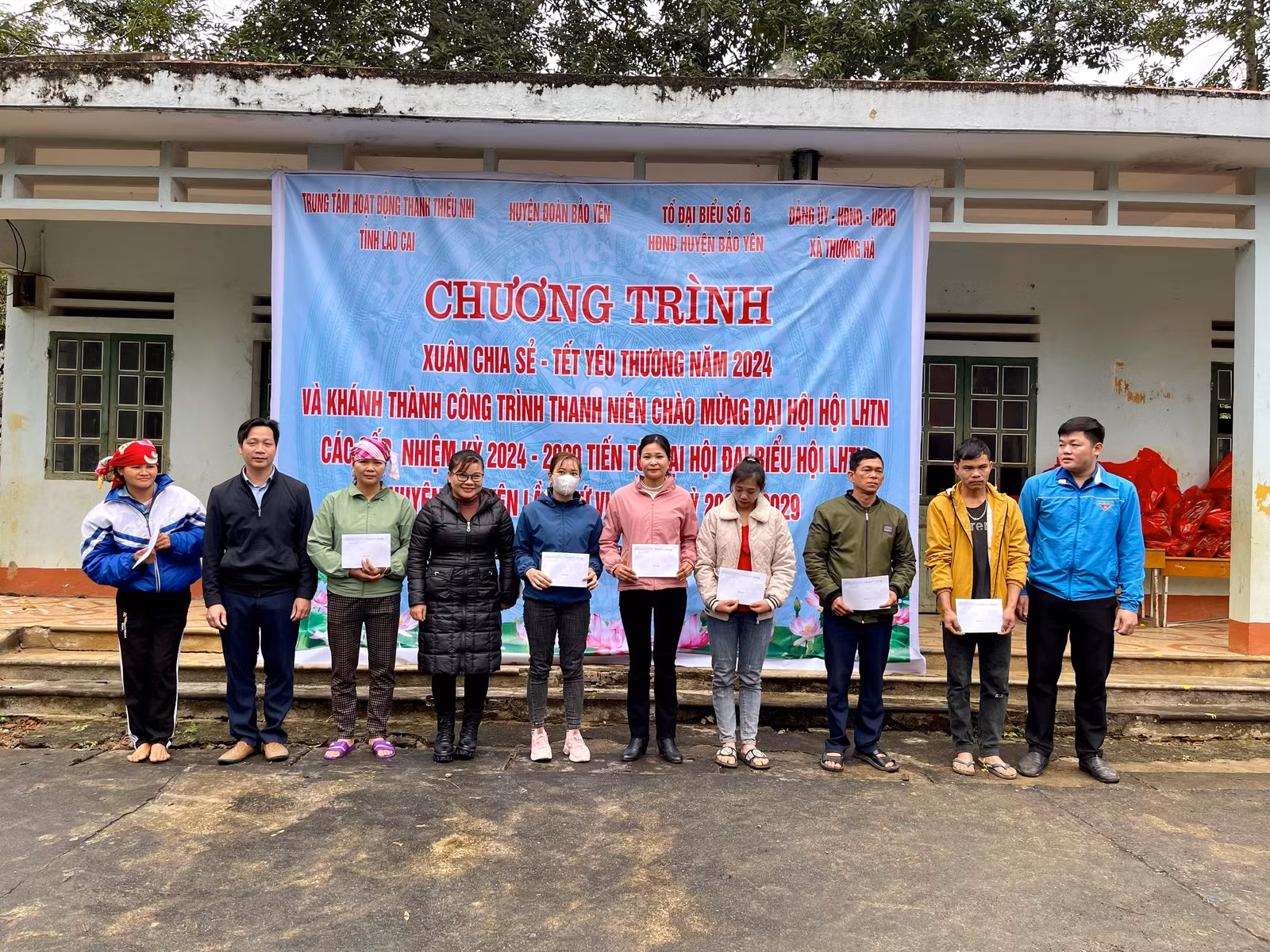 trao-qua-cho-cac-ho-ngheo-co-hoan-canh-kho-khan-3346.jpg