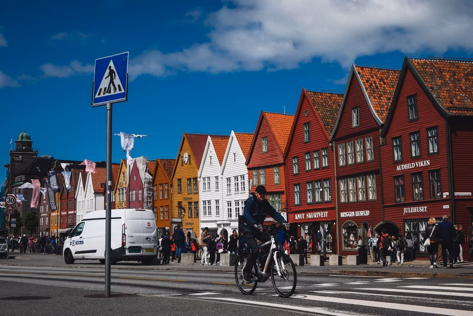 Bergen, Na Uy: Nằm trên bờ biển phía tây nam của Na Uy, được bao quanh bởi những ngọn núi với số dân khoảng 280.000 người, Bergen là thành phố lớn thứ hai và là trung tâm văn hóa lớn của Na Uy. Thành phố này được cho là thiên đường trên mặt đất với phong cảnh thiên nhiên đáng kinh ngạc và 7 ngọn núi tuyệt đẹp bao quanh. Bên cạnh mức sống cao và hệ thống chăm sóc sức khỏe được đầu tư, thành phố còn là trung tâm đổi mới công nghệ và hướng tới mục tiêu phát triển bền vững thông qua bảo vệ môi trường.