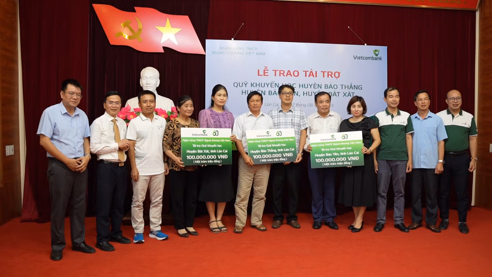 Vietcombank trao hỗ trợ cho 3 huyện Bảo Thắng, Bảo Yên, Bát Xát.jpg