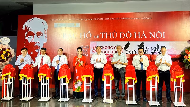 Các đại biểu thực hiện nghi thức cắt băng khai mạc trưng bày chuyên đề “Bác Hồ với Thủ đô Hà Nội”.