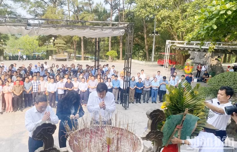 Phó Tổng Biên tập Báo Nhân Dân Đinh Như Hoan; Phó Vụ trưởng Vụ Báo chí - Xuất bản, Ban Tuyên giáo Trung ương Phan Thị Quỳnh Mai; Tổng Biên tập Báo Quảng Trị Trương Đức Minh Tứ dâng hương ở Nghĩa trang Liệt sỹ Quốc gia Trường Sơn.