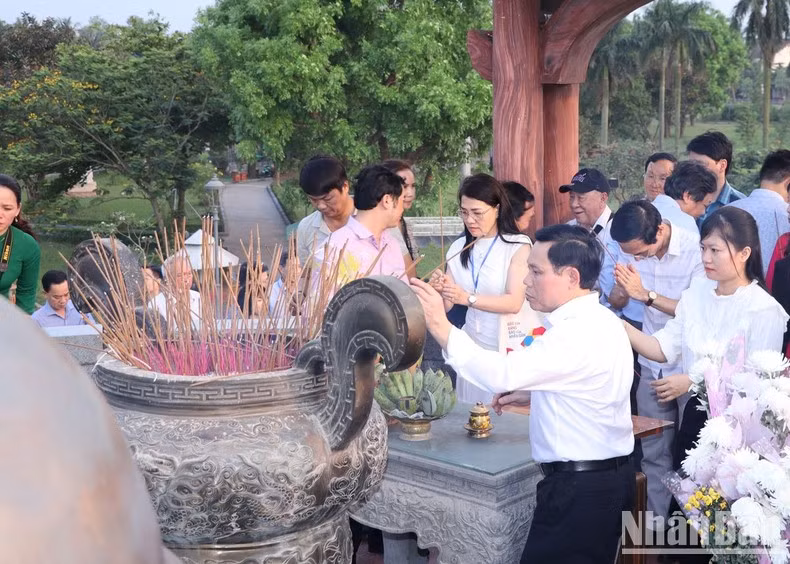 Đoàn đại biểu dâng hương tại Đài tưởng niệm Di tích lịch sử quốc gia đặc biệt Thành cổ Quảng Trị.