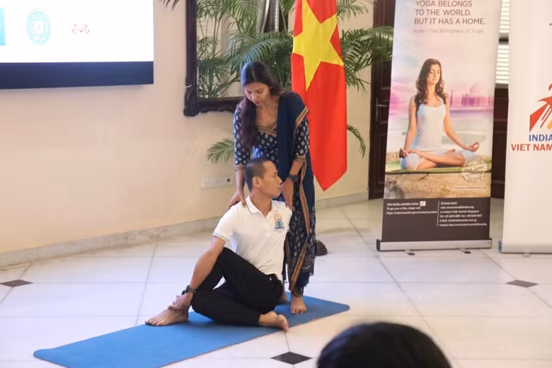 Trình diễn Yoga tại buổi họp báo.