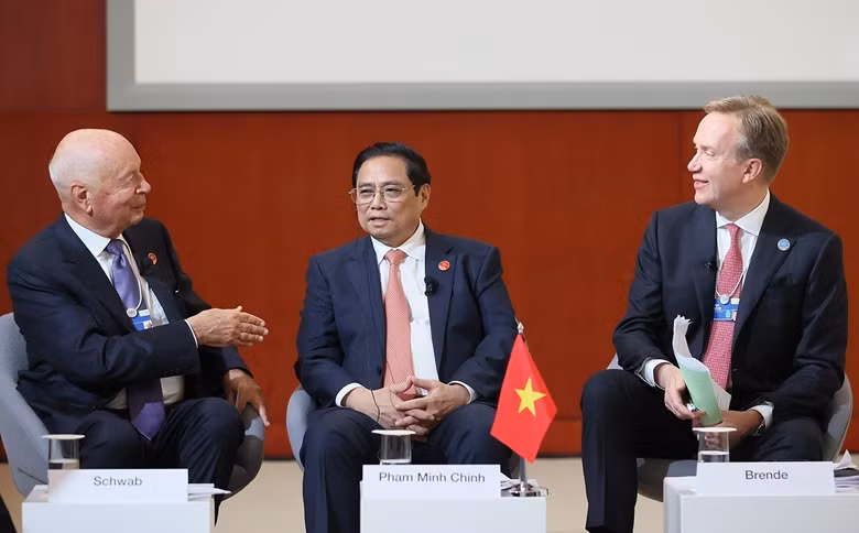 Thủ tướng Phạm Minh Chính trao đổi với Nhà sáng lập kiêm Chủ tịch điều hành Diễn đàn Kinh tế Thế giới (WEF) Klaus Schwab (bên trái) và Chủ tịch Diễn đàn Kinh tế thế giới (WEF) Børge Brende.