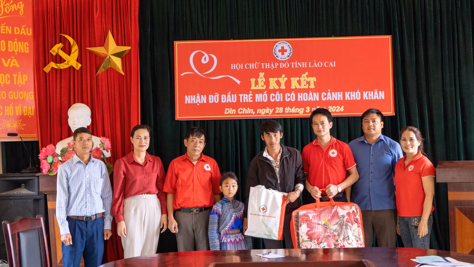 Hội CTĐ tỉnh Lào Cai tổ chức Lễ ký kết nhận em Lồ Thị Kiều Oanh Tiểu học bán trú – THCS Lồ Sử Thàng, xã Dìn Chin.jpg