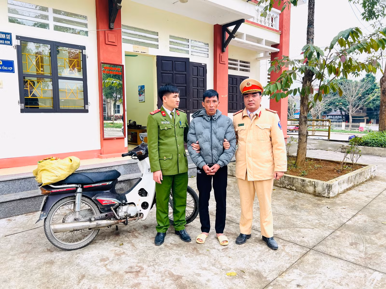 Ảnh 1. Lực lượng chức năng bắt giữ đối tượng cùng tang vật.jpg