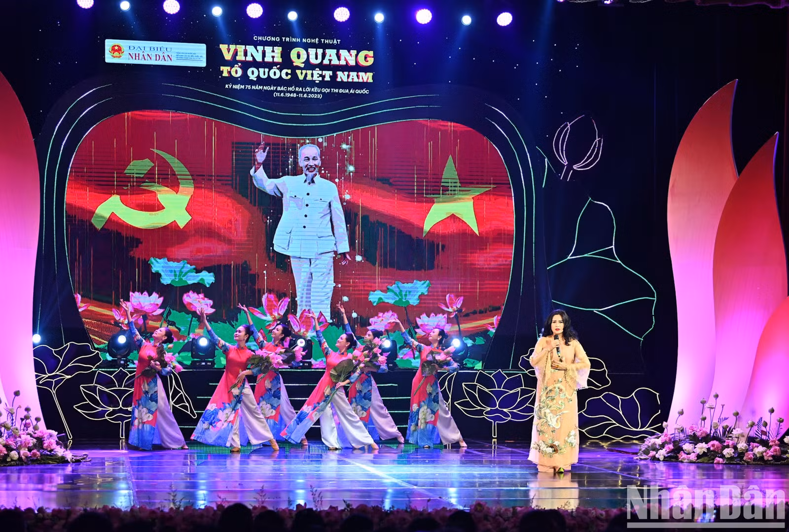 Ca sỹ Thanh Lam thể hiện ca khúc “Bác Hồ một tình yêu bao la”.