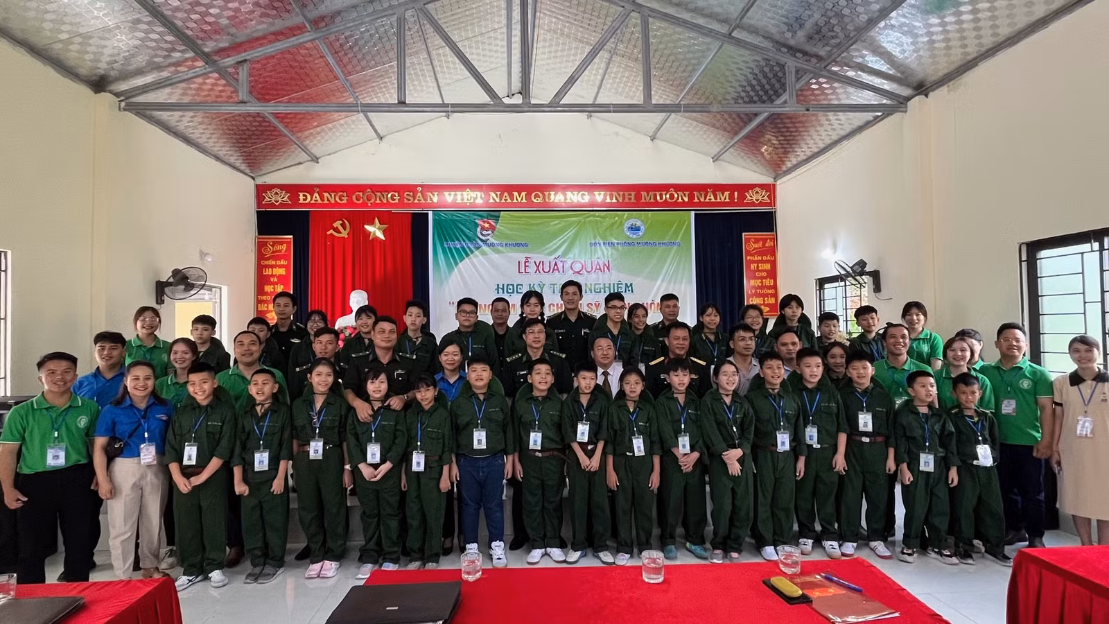 Các học viên nhí cùng các Đại biểu tham dự buổi Lễ xuất quân Học kỳ trải nghiệm“Chúng em làm chiến sĩ Biên phòng”.jpg