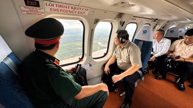 Thủ tướng thị sát từ trên trực thăng.