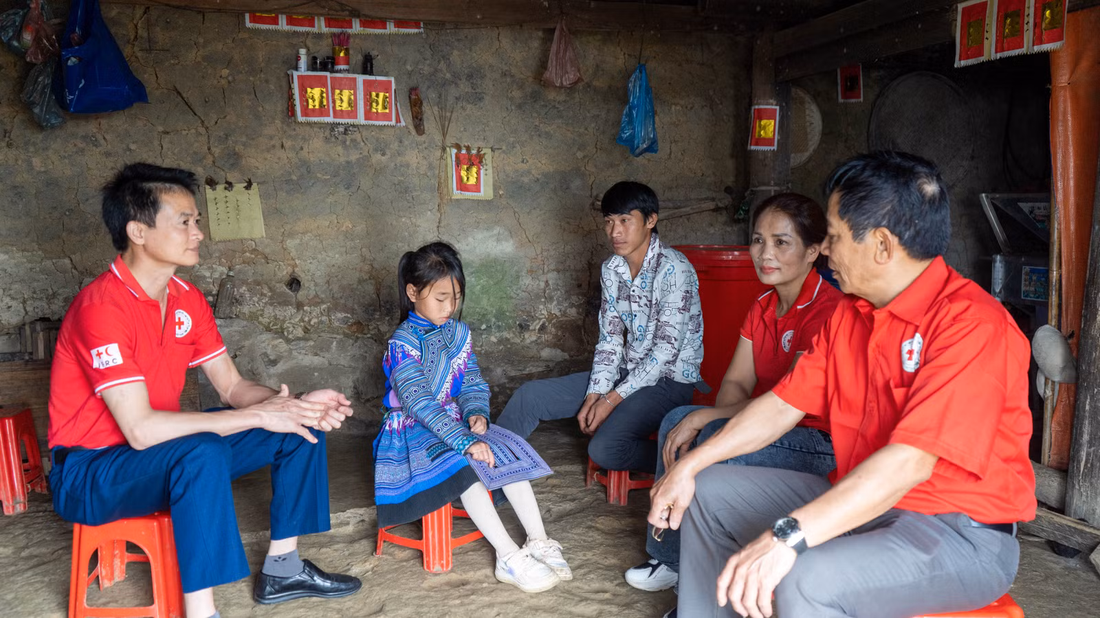 Trực tiếp thăm hỏi và tặng quà cho em Lồ Thị Kiều Oanh tại gia đình.jpg