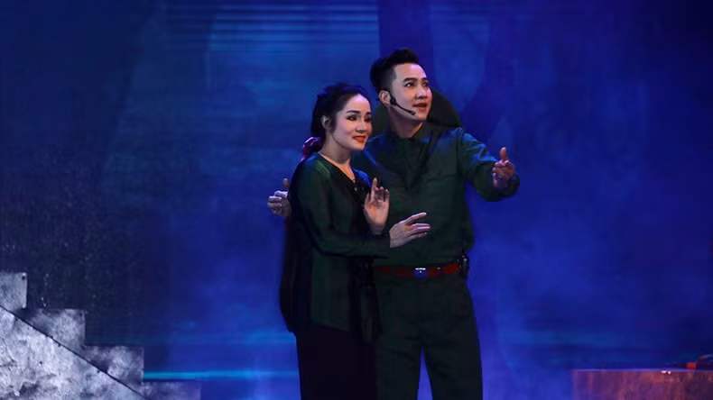 Hào hùng mà lãng mạn, bi tráng mà vẫn đầy chất thơ, ấy là dấu ấn đặc biệt mà vở chèo “Mưa đỏ” để lại trong lòng khán giả sau đêm công diễn tại Nhà hát thành phố Hải Phòng.