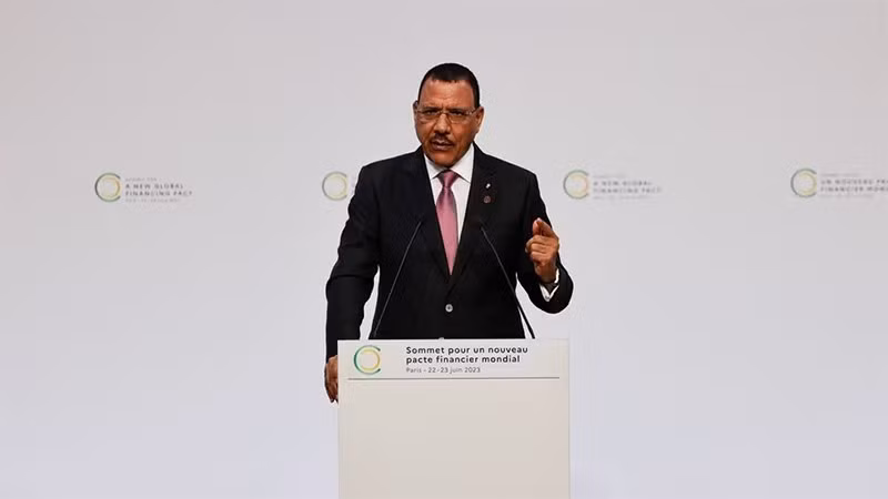 Tổng thống Niger Mohamed Bazoum phát biểu trong một hội nghị tại Paris, Pháp, ngày 22/6/2023.