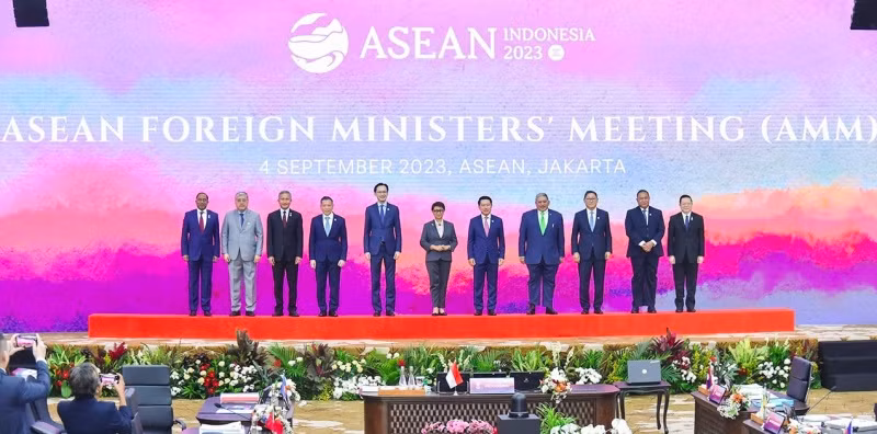 Hội nghị Bộ trưởng Ngoại giao Hiệp hội các quốc gia Đông Nam Á (ASEAN) đã khai mạc tại Jakarta, trước thềm Hội nghị cấp cao ASEAN lần thứ 43 và các Hội nghị cấp cao liên quan.