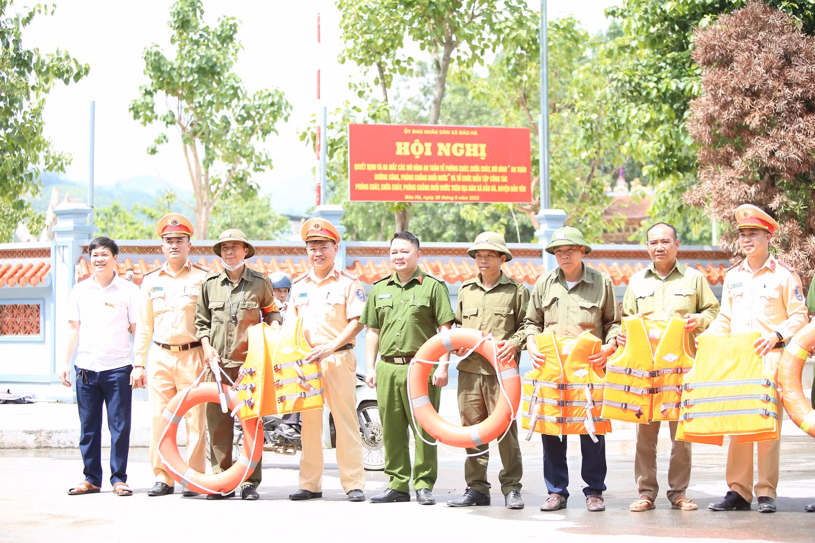 Ảnh 5. Lãnh đạo Công an huyện, UBND xã Bảo Hà chụp ảnh cùng mô hình an toàn đướng sông, phòng chống đuối nước.jpg