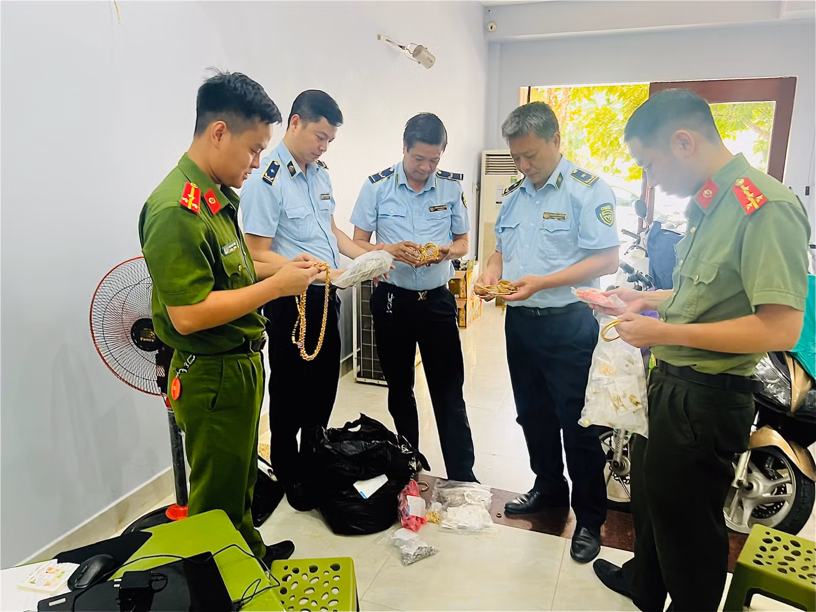 Ảnh 1. Lực lượng chức năng kiểm tra các mặt hàng trang sức mỹ ký.jpg