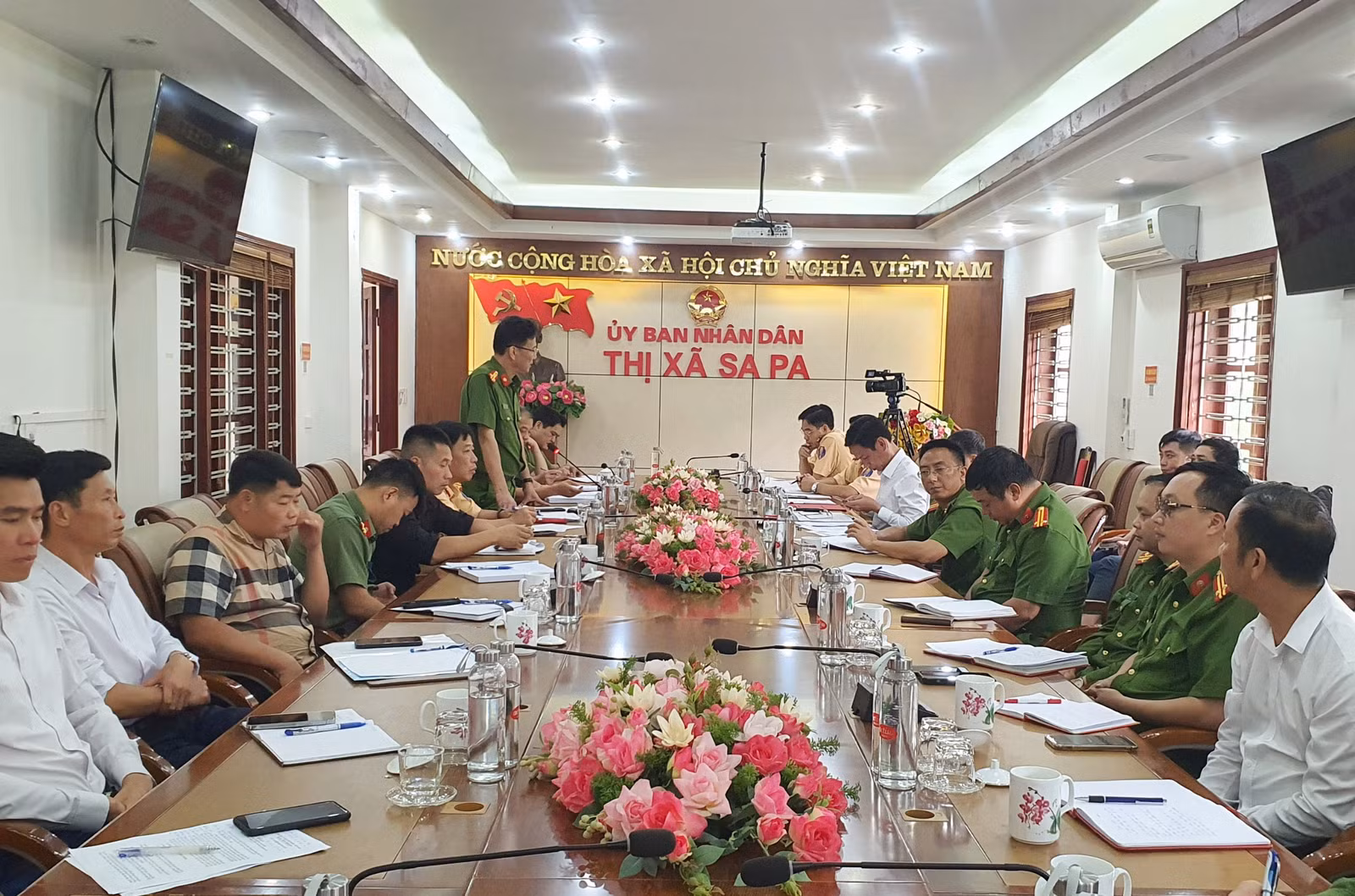 Lãnh đạo CAt làm việc với Thị ủy Sa Pa về công tác đảm bảo ANTT lễ kỉ niệm 120 năm Du lịch Sa âP.jpg