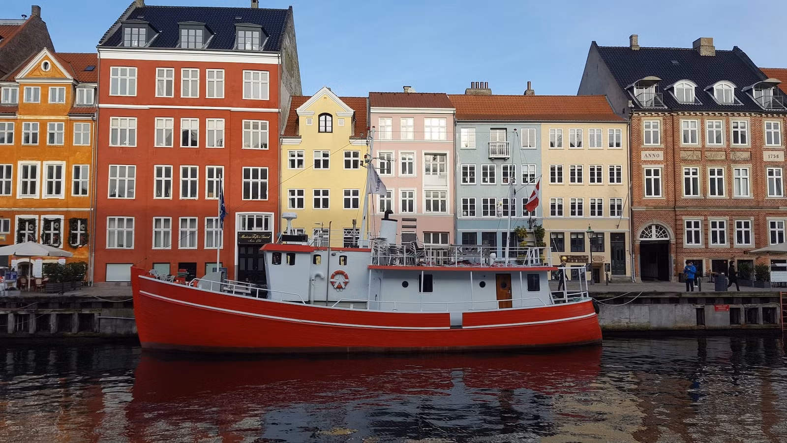 Copenhagen, Đan Mạch: Với dân số khoảng 800.000 người, thủ đô của Đan Mạch là thành phố lớn nhất và là trung tâm văn hóa, kinh doanh, du lịch của nước này. Thành phố được biết đến với sự pha trộn độc đáo giữa hiện đại và lịch sử. Khu phố từ thời Trung cổ nằm bên cạnh những kiến trúc tiên tiến khiến nơi đây trở nên thú vị. Thành phố cũng được biết đến với sự bình đẳng giới, đề cao quyền LGBTQ+, công bằng xã hội và chủ nghĩa môi trường. Những điều này đều tạo ra sự hạnh phúc của Copenhagen.