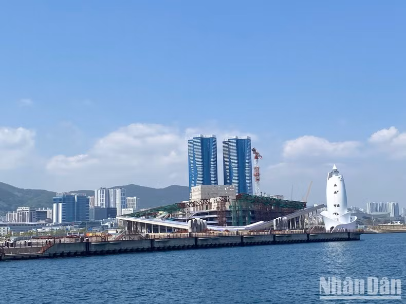 Nhiều công trình đang được xây dựng theo dự án cải tạo cảng biển bắc Busan.