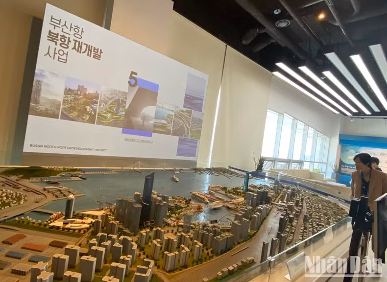 Người dân tham quan mô hình dự án cải tạo cảng biển bắc Busan.