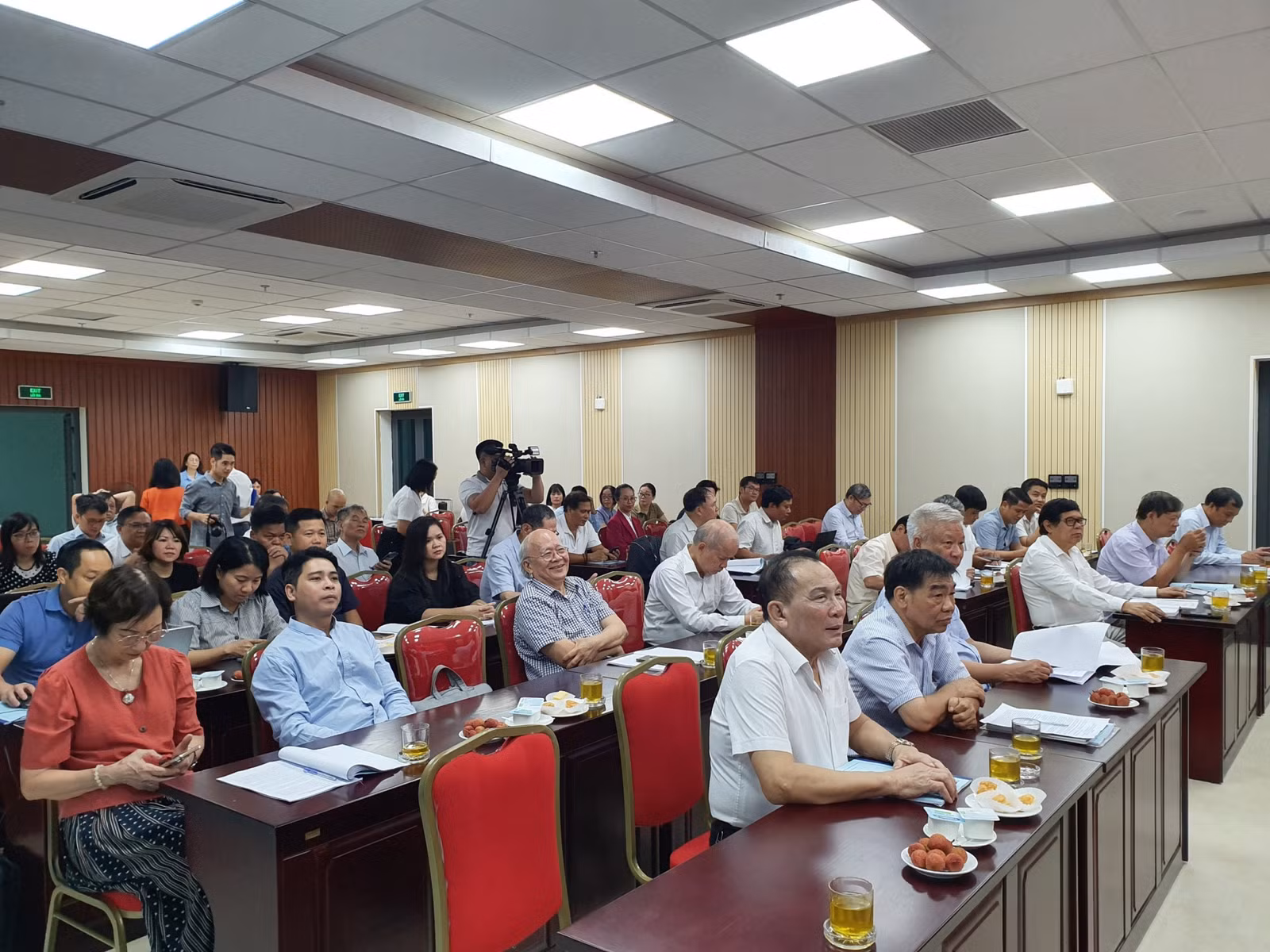 Các đại biểu tham dự Hội thảo “Vấn đề kinh tế báo chí đối với các Tạp chí khoa học của Liên hiệp Hội Việt Nam”.