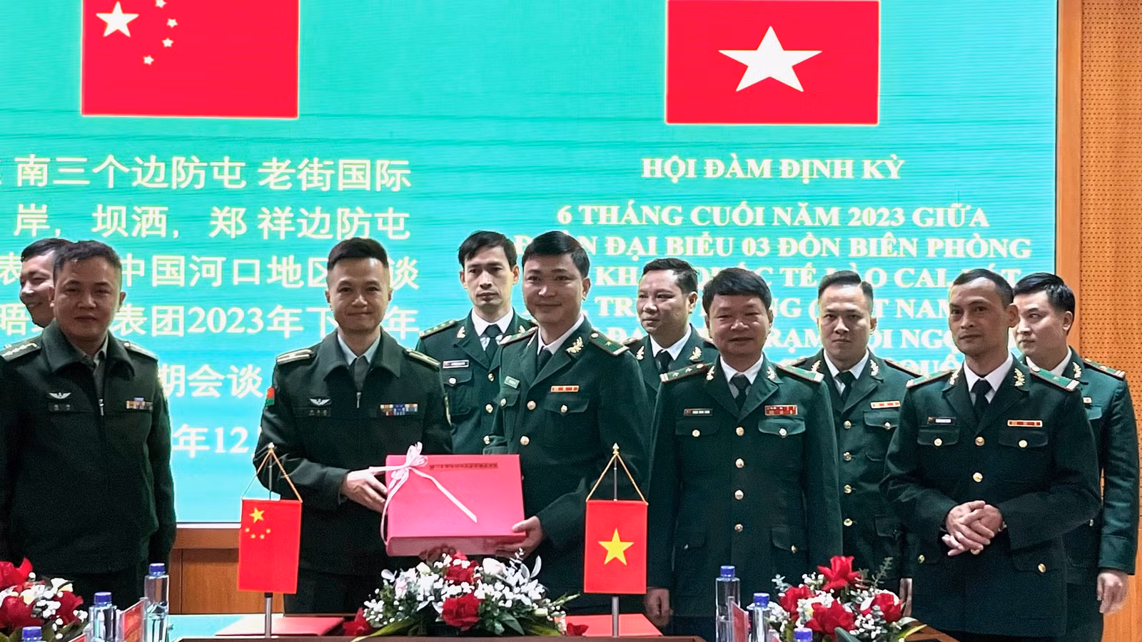 doan-dai-bieu-phia-trung-quoc-tang-qua-chuc-mung-doan-dai-bieu-03-don-bien-phong-bat-xat-trinh-tuong-cua-khau-quoc-te-lao-cai-6652.jpg