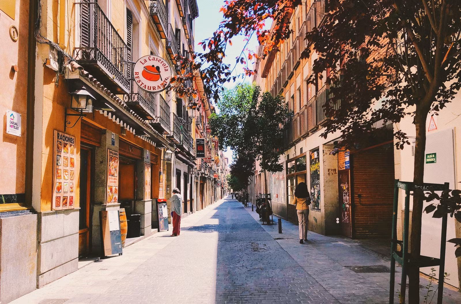 Madrid, Tây Ban Nha: Thành phố trung tâm này không chỉ là nơi đông dân của đất nước mà còn là địa điểm yêu thích của khách du lịch. Màu sắc rực rỡ với những người dân tử tế khiến Madrid trở nên nổi bật. Cảnh quan, kiến trúc và các địa danh lịch sử cũng là điều thu hút du khách. Đây không chỉ là nơi hạnh phúc mà còn là nơi tuyệt đẹp để sinh sống lâu dài.
