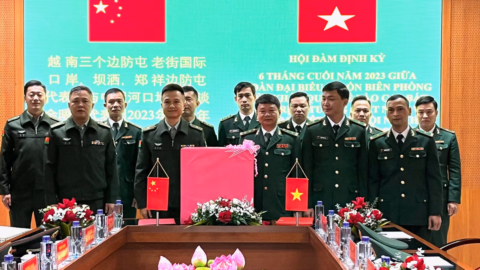 truong-doan-dai-bieu-phai-viet-nam-tang-qua-chuc-mung-tram-hoi-ngo-hoi-dam-ha-khau-5338.jpg