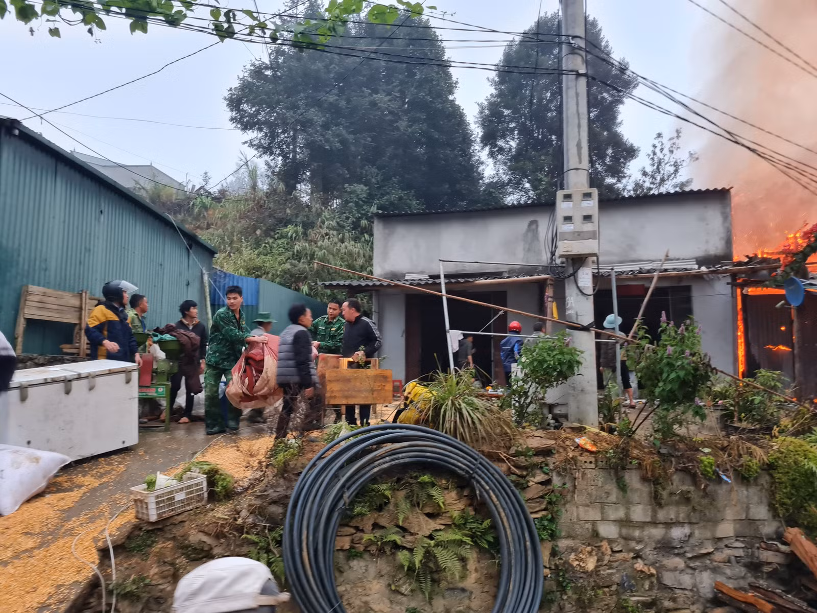 Các lượng lượng tham gia chữa cháy.jpg