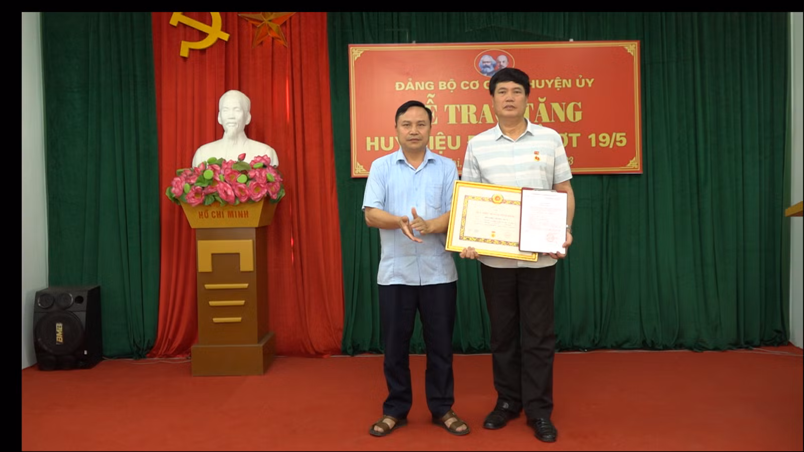 Buổi lẽ trao huy hiệu Đảng.jpg