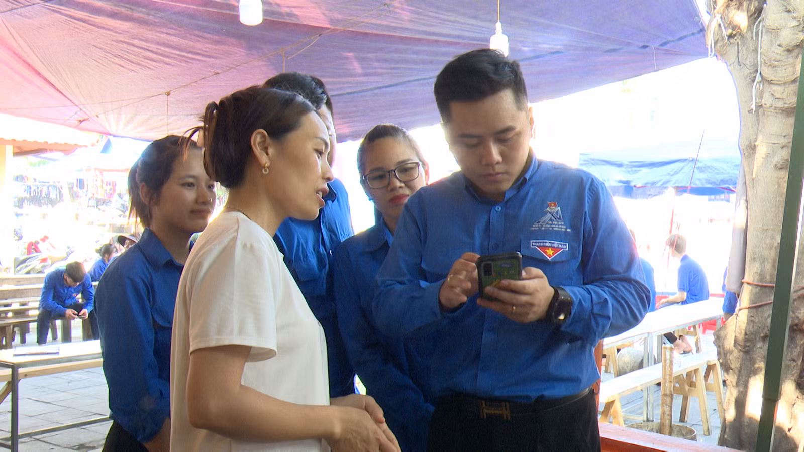 Hướng dẫn người dân cài đặt các app Du lịch Lào Cai trên điện thoại.jpg
