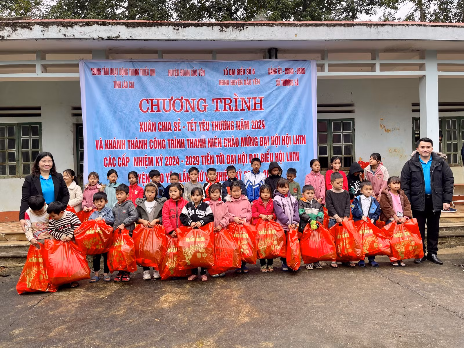 tang-qua-cac-em-hoc-sinh-tieu-hoc-7756.jpg