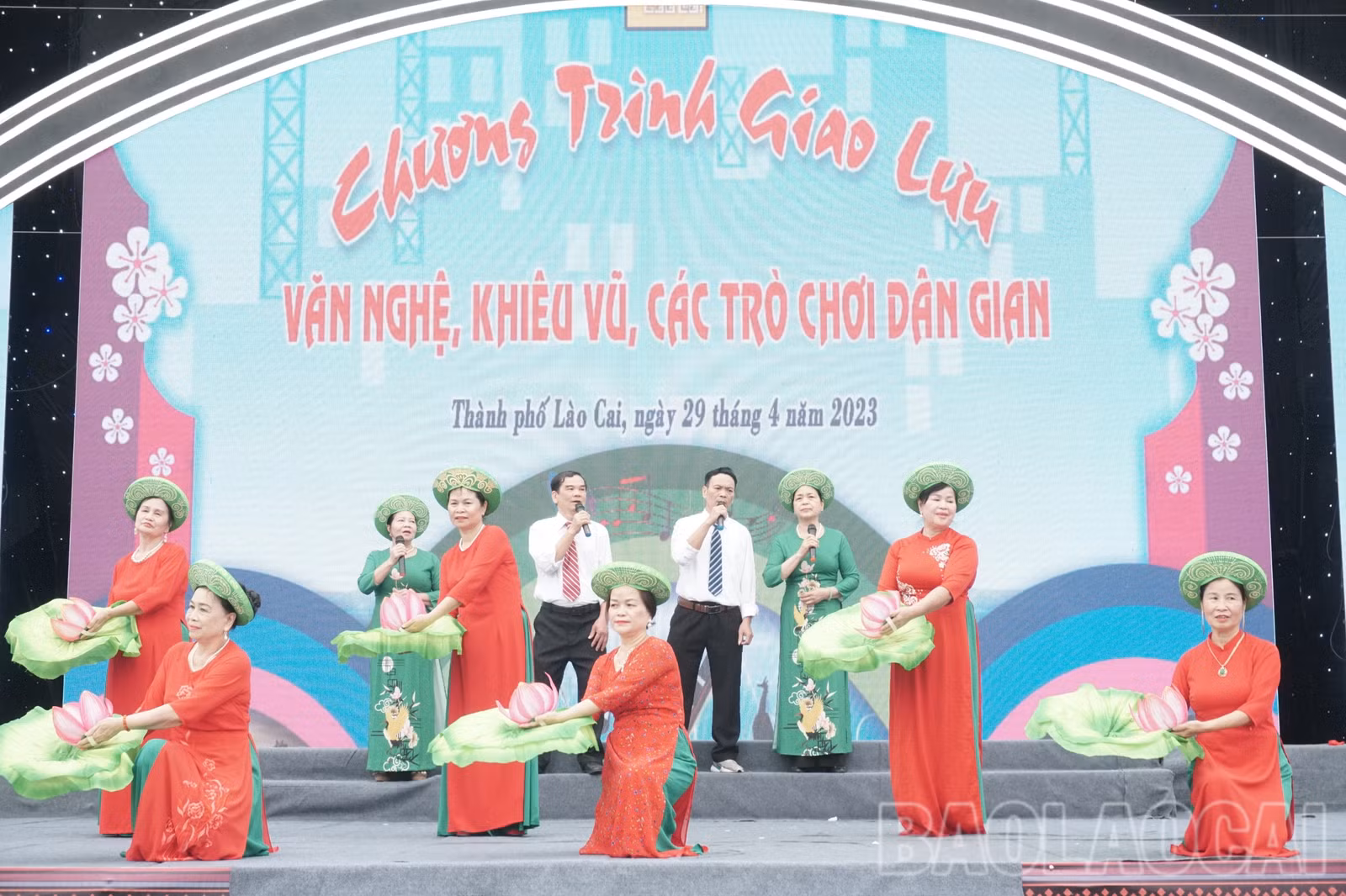 Tiết mục “Hoa sen tháp Mười” do câu lạc bộ nghệ thuật phường Kim Tân biểu diễn.jpg