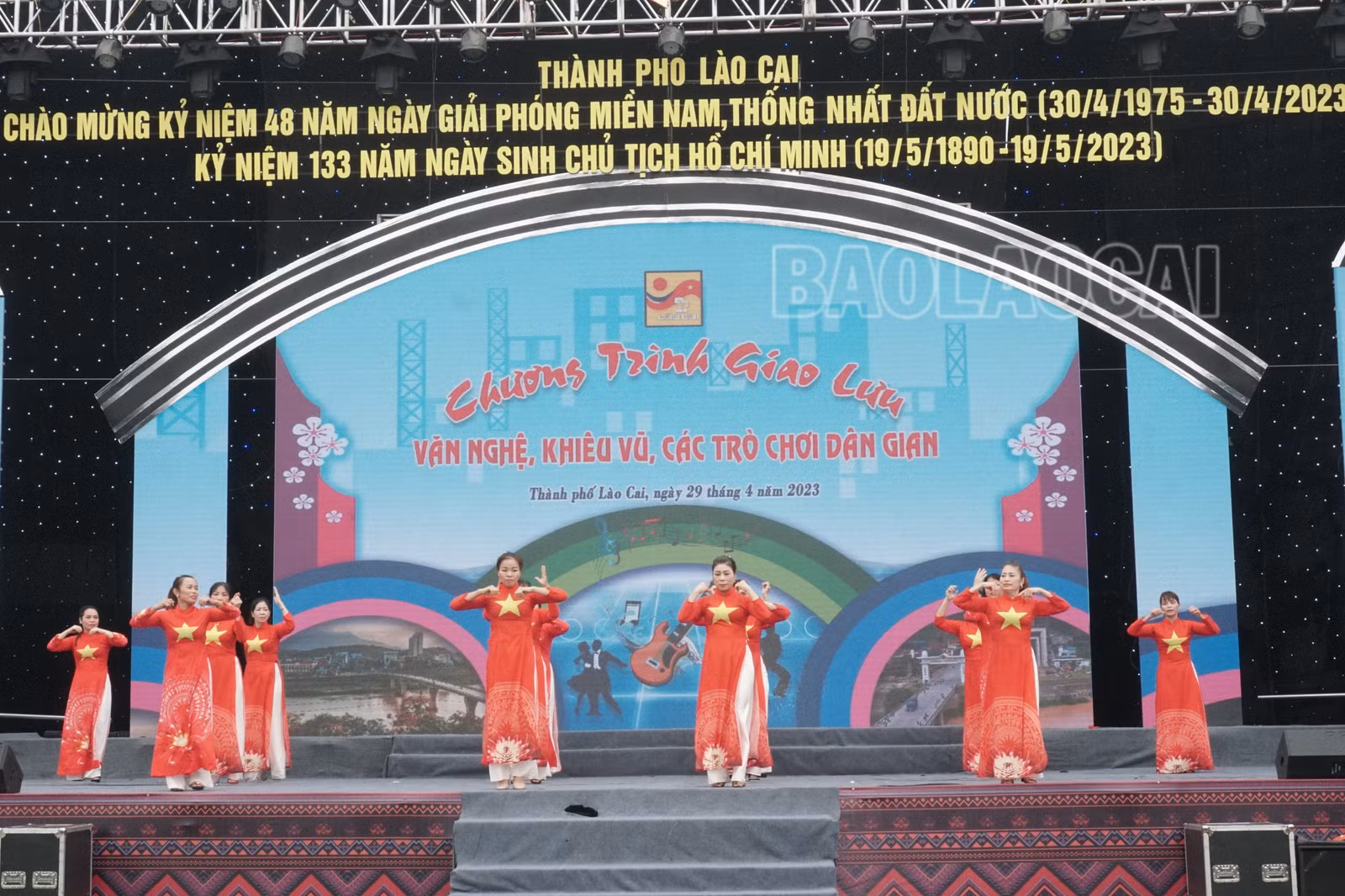 Tiết mục nhảy “Đến với con người Việt Nam tôi” đến từ câu lạc bộ nghệ thuật phường Lào Cai.jpg