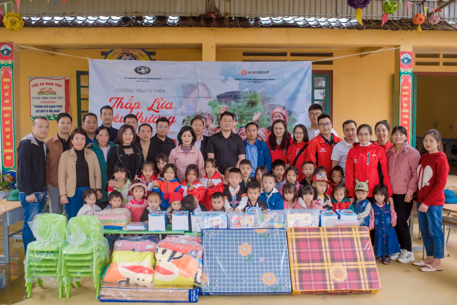 Bí thư Huyện ủy Hà Đức Minh kết nối các mạnh thường quân trao nhiều suất quà cho học sinh có hoàn cảnh khó khăn trên địa bàn huyện.
