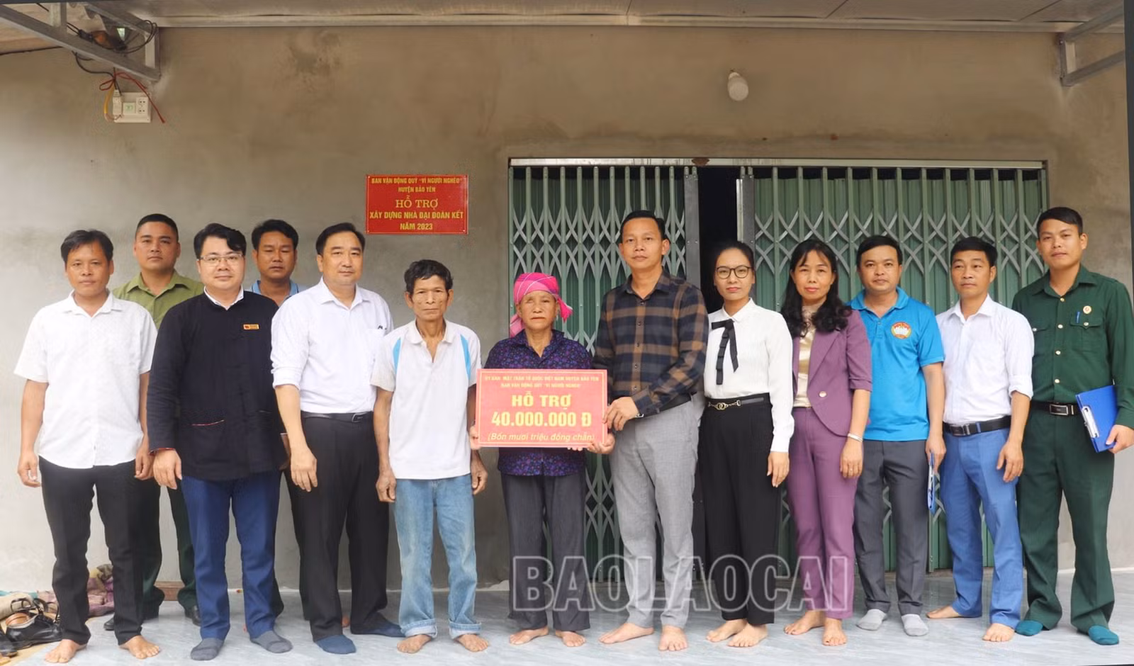 Ông Lương Văn Thanh, thôn 2 NHai Thổ, xã Kim Sơn ( mặc áo phông trắng) và vợ đón nhận ngôi nhà Đại đoàn kết..jpg