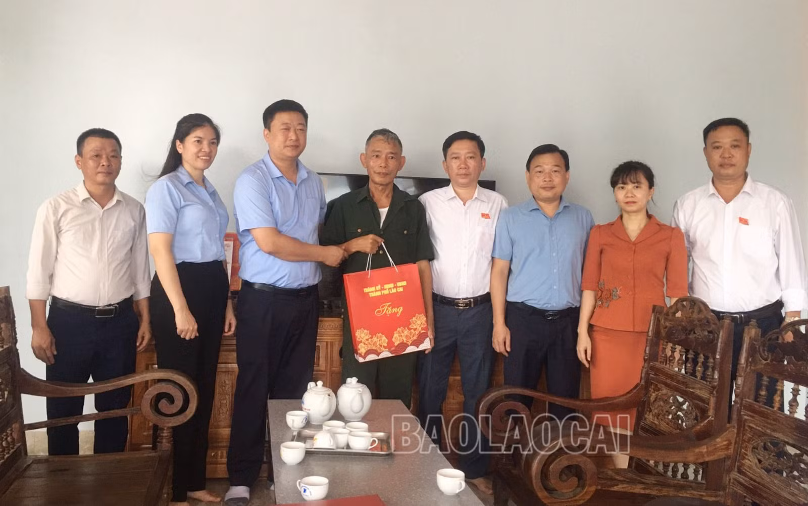Lãnh đạo UBND thành phố và UBND xã Vạn Hòa tặng quà cho người có công trên địa bàn.jpg