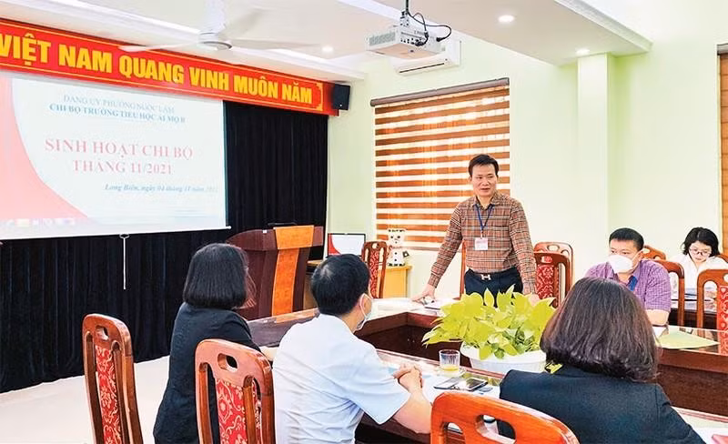 Một buổi sinh hoạt chi bộ Trường tiểu học Ái Mộ B, Ðảng ủy phường Ngọc Lâm, quận Long Biên. (Ảnh TRƯƠNG THỊ VÂN)