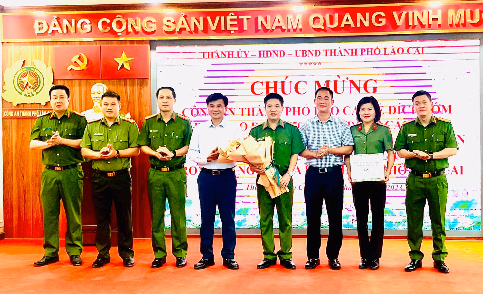 đồng chí Đoàn Ngọc Tuyến - Phó Bí thư Thường trực Thành uỷ làm trưởng đoàn đã tặng hoa, quà chúc mừng tập thể lãnh đạo cán bộ chiến sĩ, Công an thành phố. .jpg