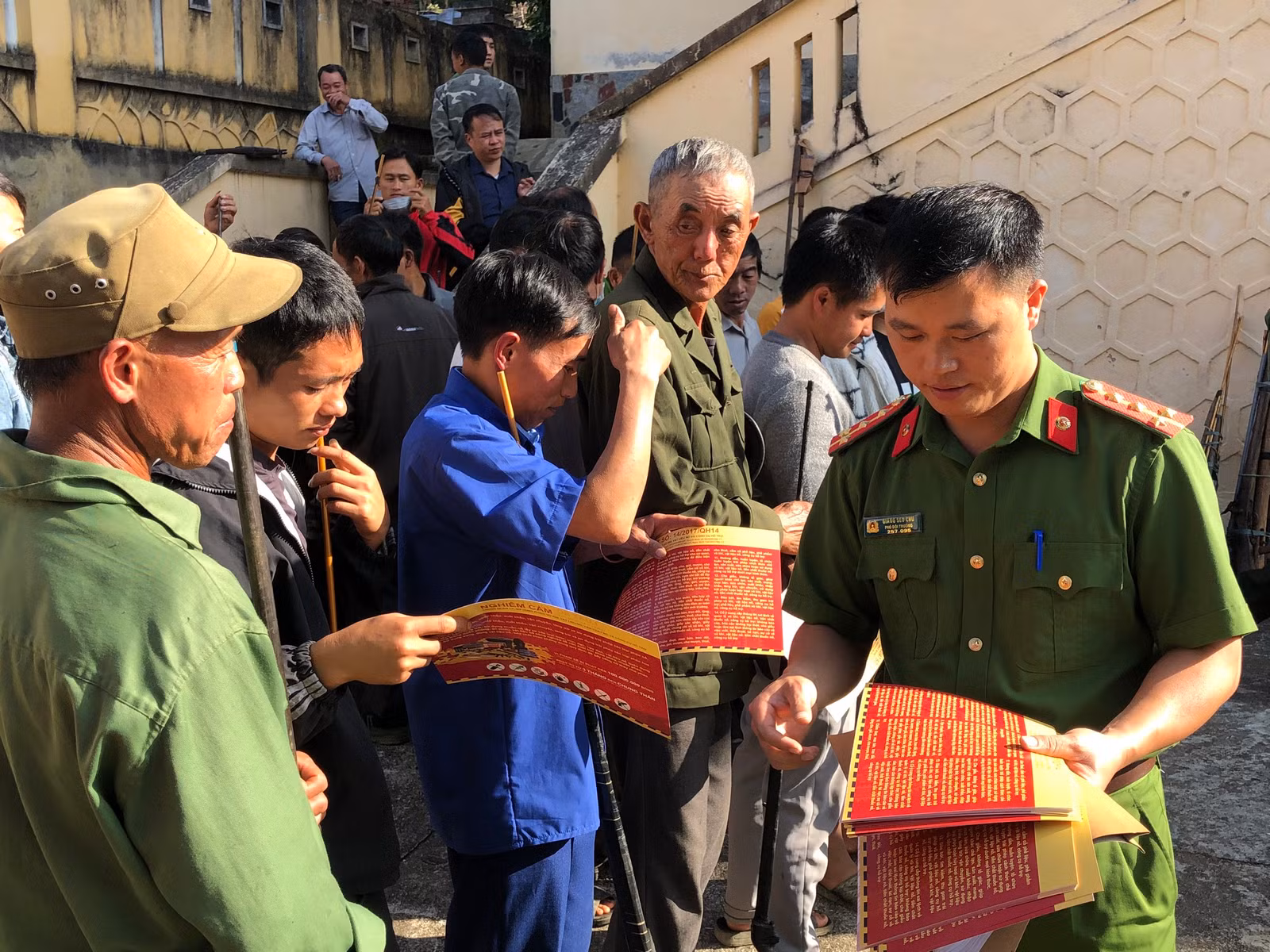 Công an huyện Si Ma Cai phát tờ rơi tuyên truyền pháp luật về vũ khí, vật liệu nổ, công cụ hỗ trợ.