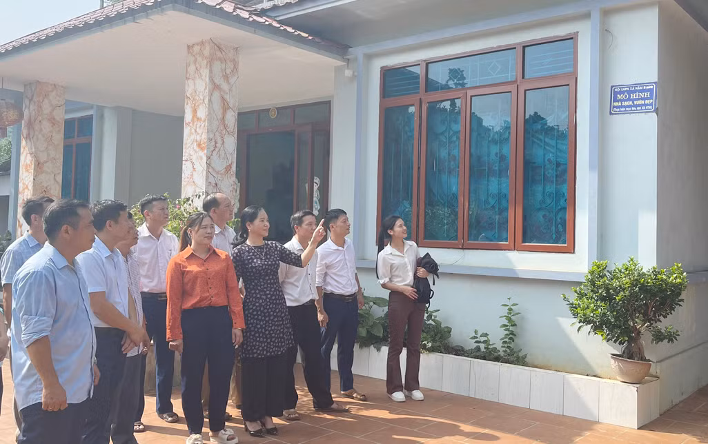 tham quan mo hinh.jpg