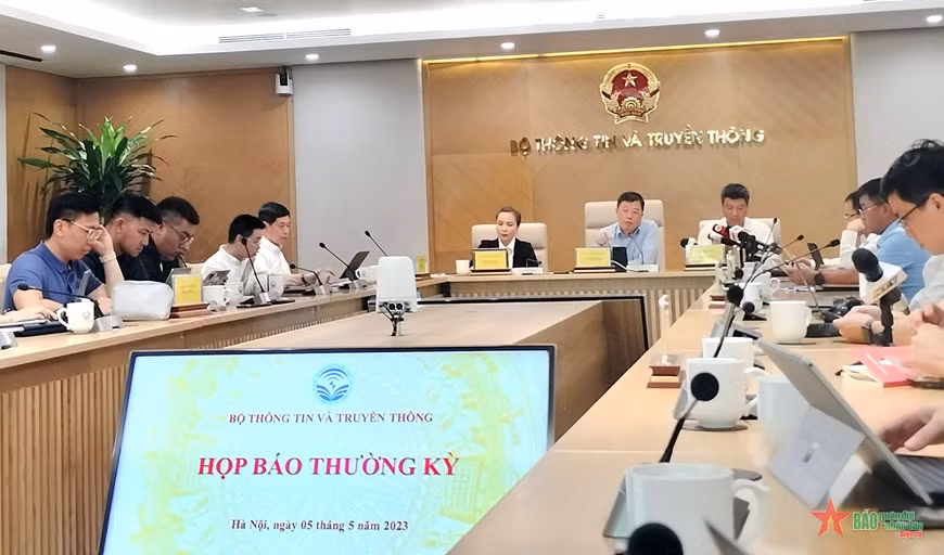 Thứ trưởng Bộ TT&amp;TT Nguyễn Thanh Lâm (ngồi giữa) chủ trì họp báo thường kỳ tháng 5-2023.
