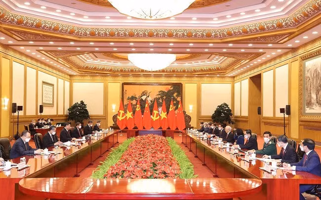 Tờ Trung Quốc Nhật báo nhận định chuyến thăm của Tổng Bí thư, Chủ tịch Trung Quốc Tập Cận Bình tới Việt Nam ngày 12 - 13/12/2023 sẽ đóng vai trò quan trọng trong thúc đẩy quan hệ song phương. Ảnh: Tổng Bí thư Nguyễn Phú Trọng hội đàm với Tổng Bí thư, Chủ tịch Trung Quốc Tập Cận Bình tại Bắc Kinh, Trung Quốc ngày 31/10/2022.