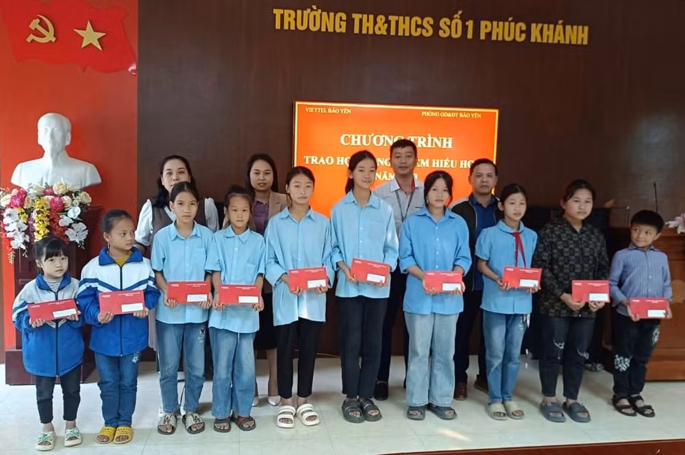 Trao học bổng cho các em học sinh có hoàn cảnh khó khăn xã Phúc Khánh.jpg