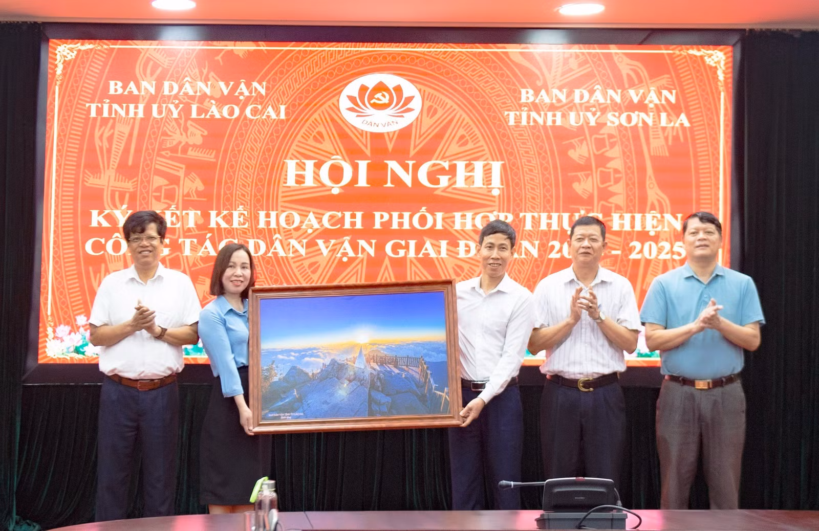 Ban Dân vận Tỉnh ủy Lào Cai tặng bức tranh luu niệm.jpg