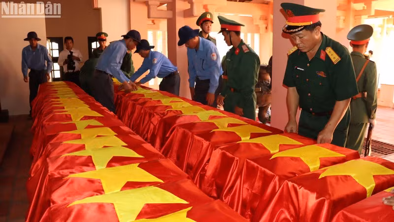 43 hài cốt liệt sĩ được đưa về nước .